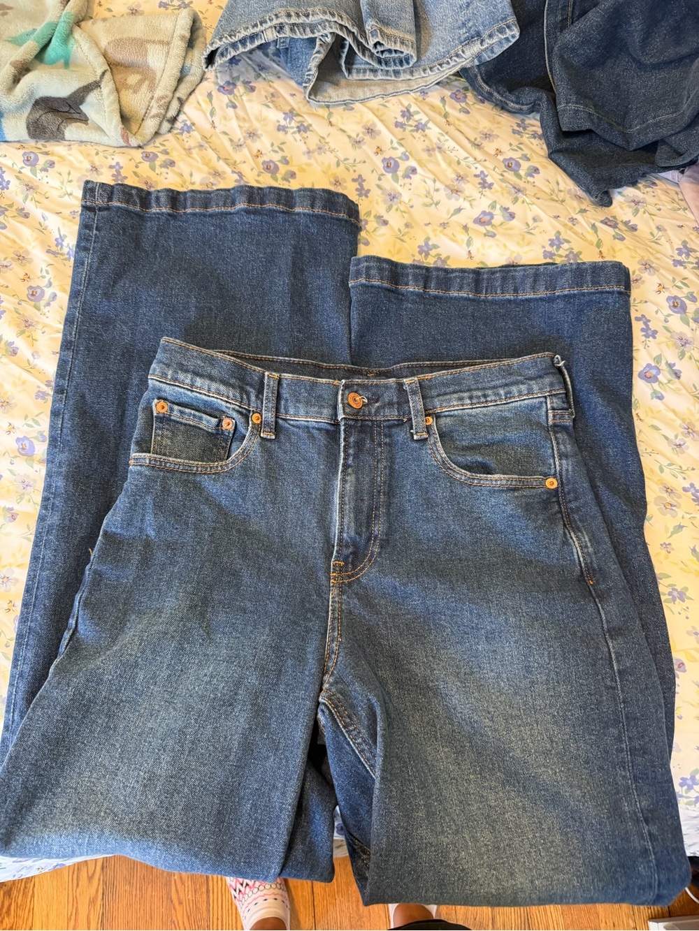 GAP Women's Classic Straight-Leg Jeans in Medium Blue
